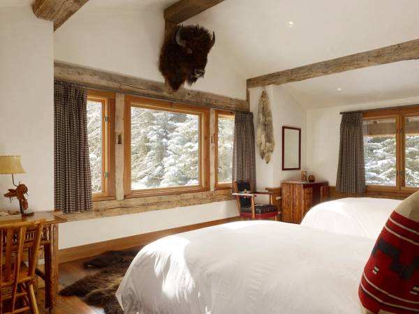 Деревянные окна в спальне в скандинавском стиле