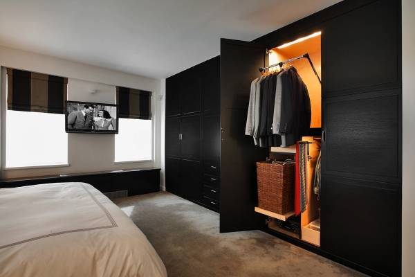 Современный встроенный шкаф в спальне