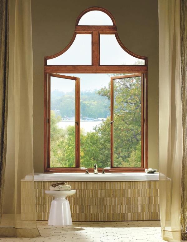 Необычное деревянное окно в ванной комнате