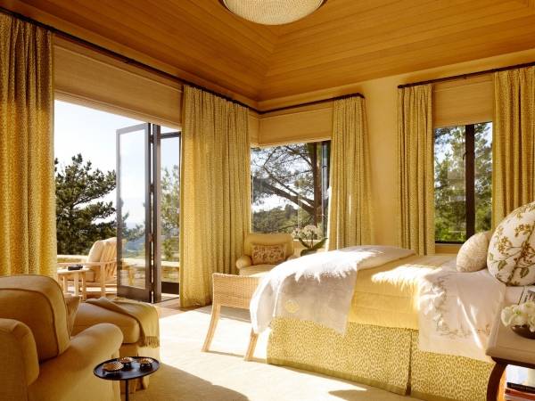 Бамбуковые римские шторы в интерьере спальни