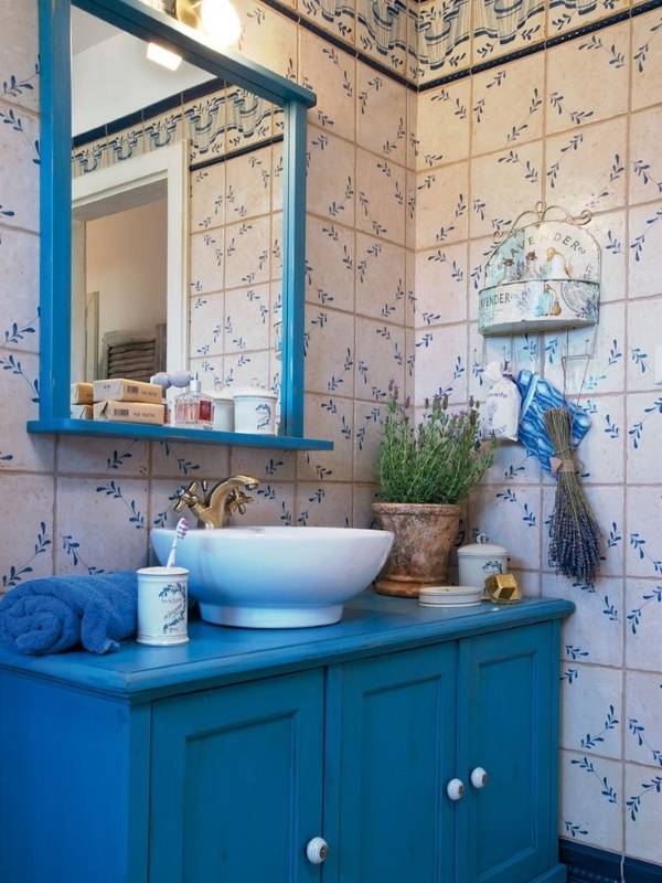Синяя плитка для ванной в стиле прованс