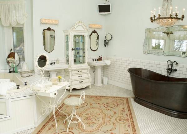 Светлый интерьер ванной комнаты в стиле прованс