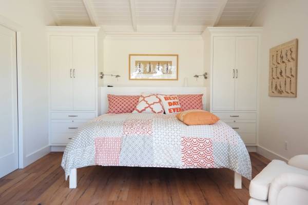 Белая мебель для спальни с красным и бежевым декором
