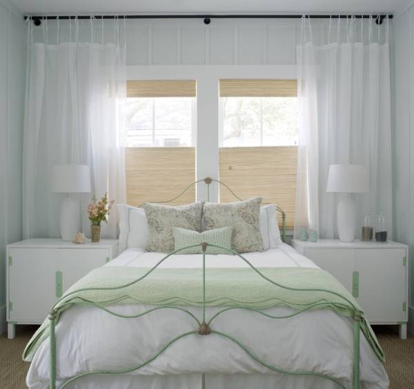 Деревенский дизайн белой спальни - фото с зелеными акцентами
