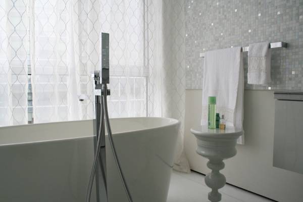Блестящие тюлевые шторы фото в ванной