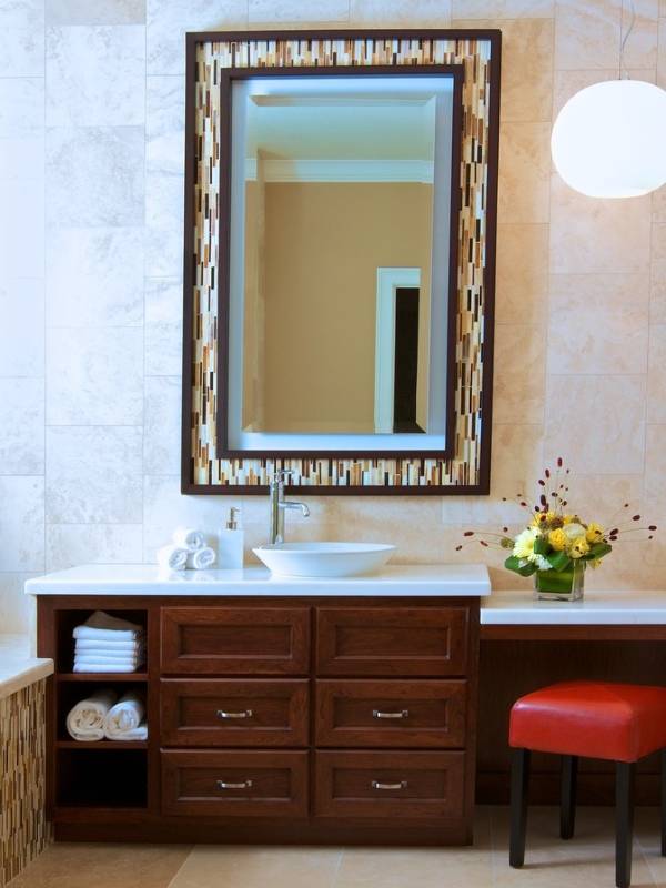 Современное зеркало в раме для ванной комнаты