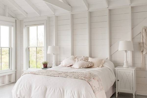 Деревенская белая спальня в интерьере фото