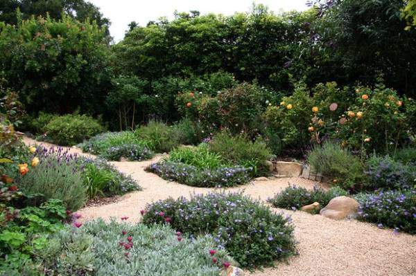 Красивый дизайн сада и огорода с дорожками