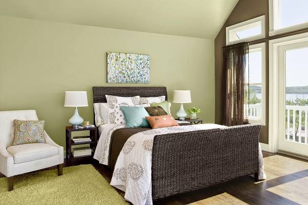 Дизайн спальни в тропическом стиле - зеленые обои