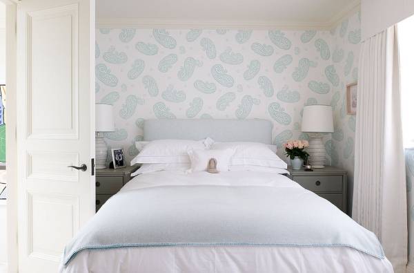 Дизайн обоев для спальни в белом и голубом цветах