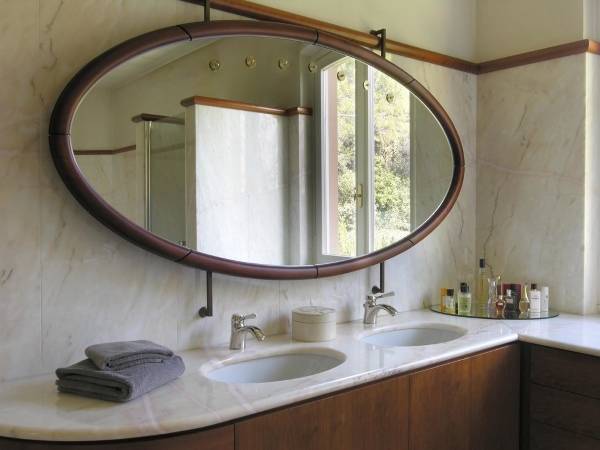 Большое овальное зеркало в ванную