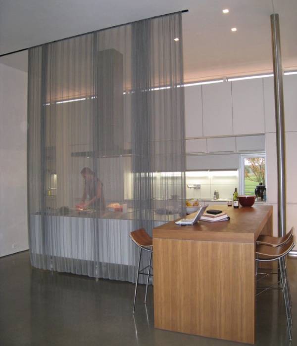 Прозрачные занавески в интерьере фото кухни