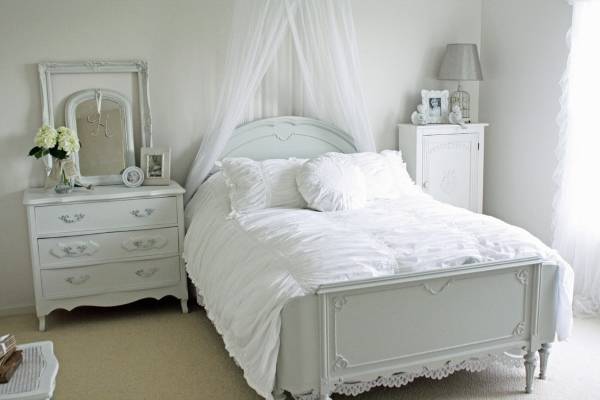 Романтичная спальня с белой кроватью и декором