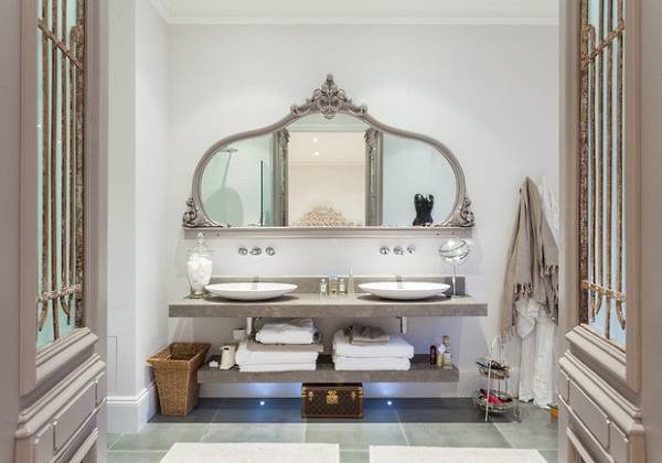 Шикарное большое зеркало с полками в ванную комнату