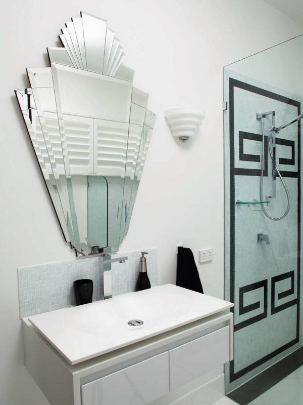 Необычное зеркало без оправы для ванной