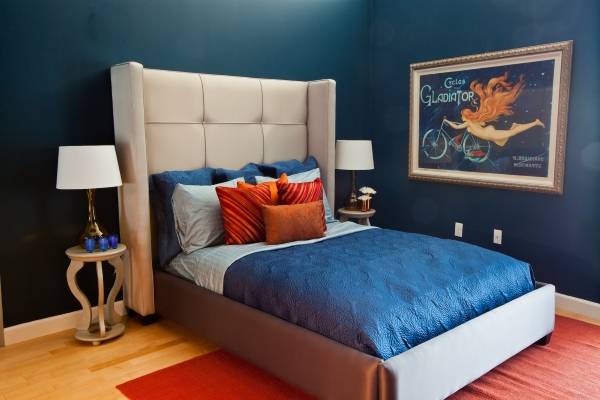 Роскошный темный синий цвет обоев в спальне