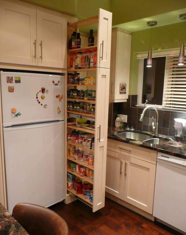 Узкие выдвижные шкафчики и полки для кухни
