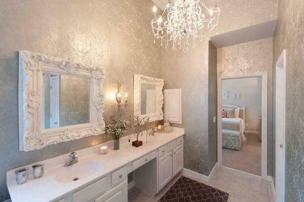 Классические зеркала для ванной с лепной отделкой