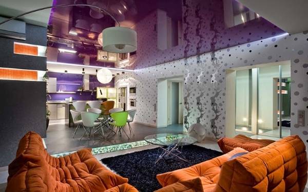 Натяжные потолки фиолетового цвета в интерьере гостиной