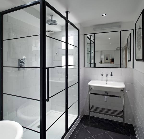 Черно-белый интерьер ванной с душевой кабиной