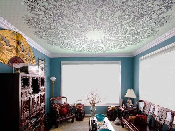 Дизайн комнаты с голубым натяжным потолком с печатным узором фото 2016