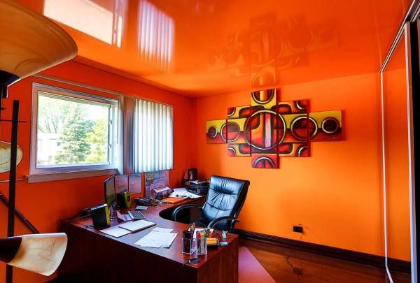 Яркий интерьер с натяжным потолком оранжевого цвета