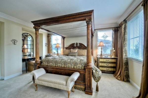 Большая кровать по фен шуй в спальне в классическом стиле