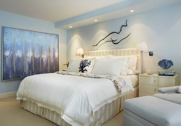 Бело голубой интерьер спальни - фото в современном стиле