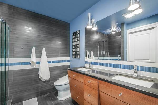 Яркий голубой в интерьере ванной комнаты 2016