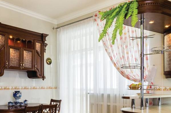 Прозрачные шторы в интерьере кухни с балконом