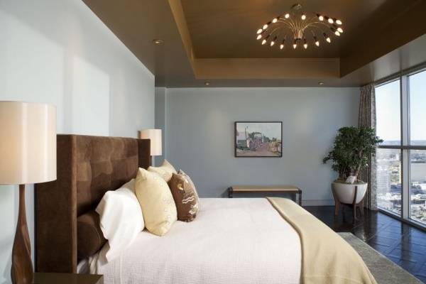 Спальня с голубыми стенами и коричневыми деталями