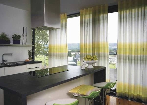 Дизайн кухни со шторами лимонного цвета фото 2016