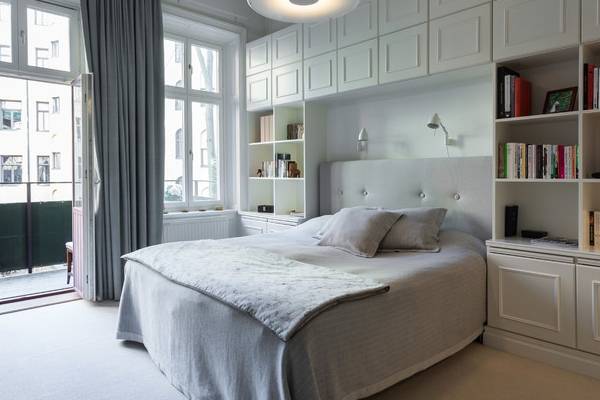 белая спальня в современном стиле со встроенной мебелью