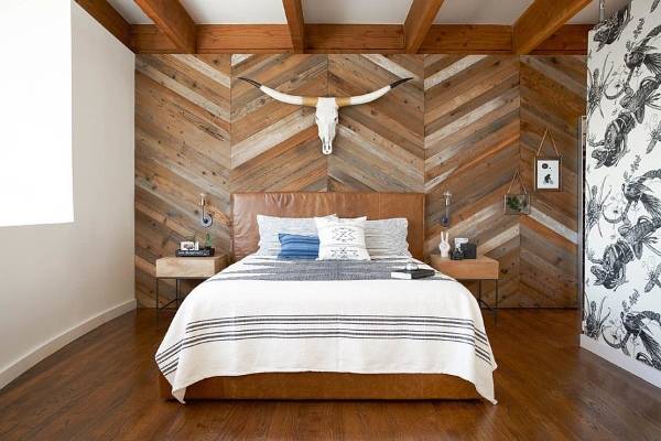 Фото спальни в современном стиле с деревянными панелями
