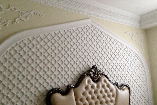 Yatak odası tasarımında strafor dekor