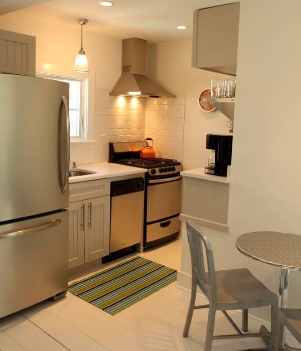 Современный дизайн маленькой кухни с холодильником на фото