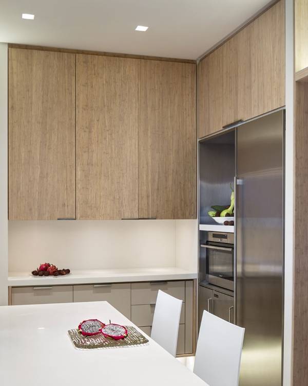 Красивый интерьер маленькой кухни - фото с холодильником