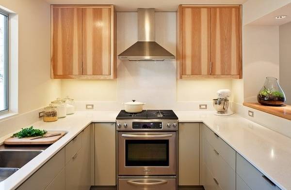 Двухцветный дизайн кухни в малогабаритной квартире - фото