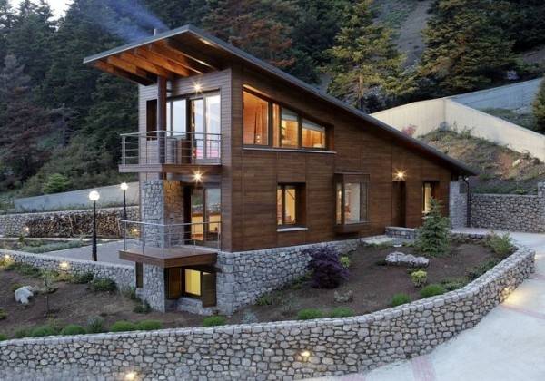Двухэтажный деревянный дом и каменный цоколь на фото