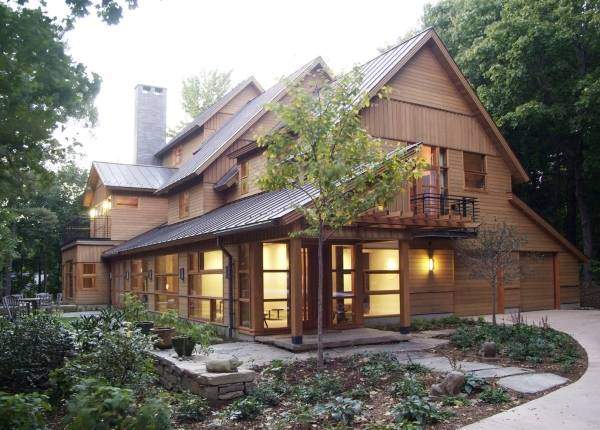 Большой деревянный дом - фото снаружи с сайдингом