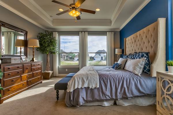 Интерьер спальни в современном стиле в бежевом и синем цвете