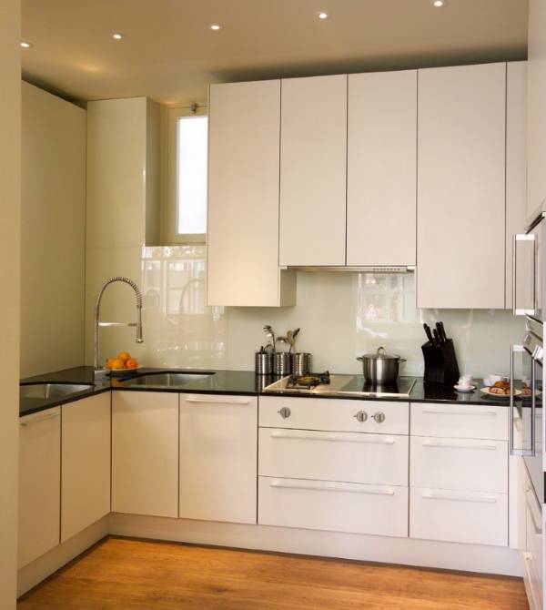 Современный дизайн маленькой кухни в белом цвете