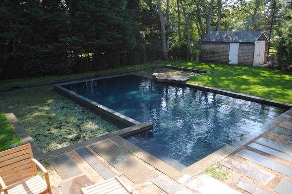 Фото бассейнов во дворе частных домов - бетонный бассейн