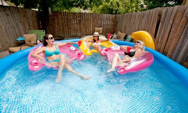 Качественный надувной бассейн для дачи - фото со взрослыми
