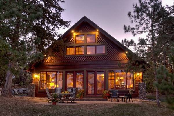 Красивые покрашенные деревянные дома - фото отделки фасада