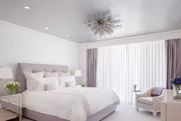 Современный дизайн спальни в сиреневом цвете