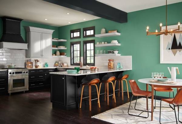 Покраска стен в квартире зеленой краской - фото кухни и гостиной