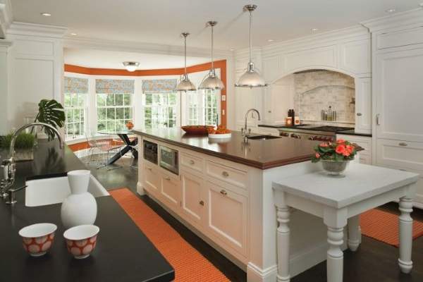 Эркерная кухня в оранжевом цвете