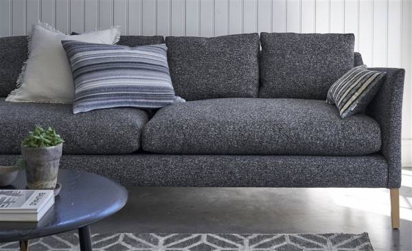 Обивка дивана, ковер и подушки из коллекции 2016 от Designers Guild