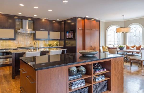 Современный дизайн кухни гостиной с эркером в стиле luxury